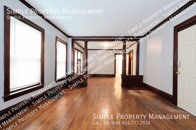 Building Photo - Just Remodeled 2 Bedroom! Pet Friendly!