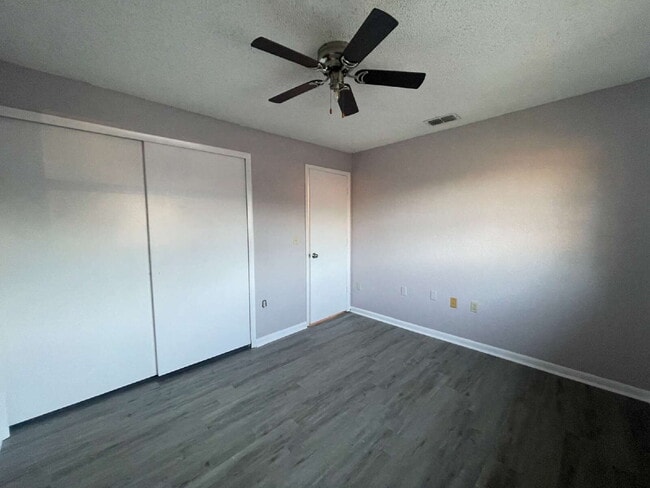 Building Photo - 493 Las Palmas Cir