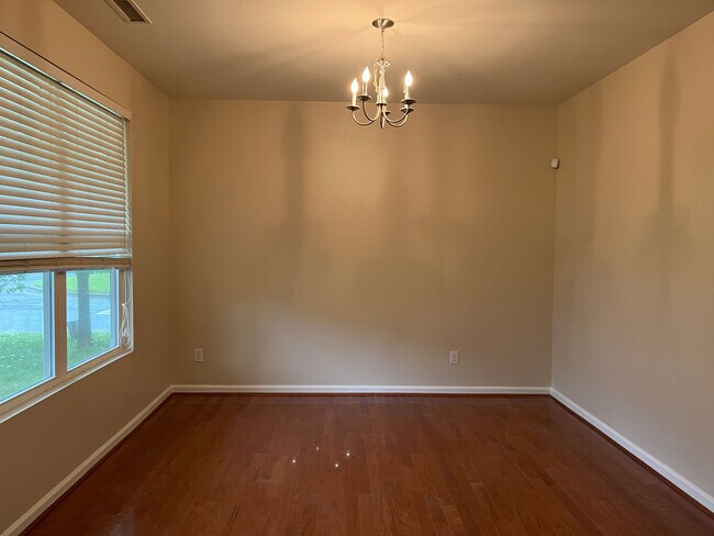 Building Photo - 2304 Pear Tree Ln