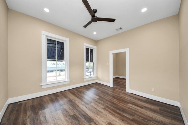 Foto del edificio - 223 W Main St