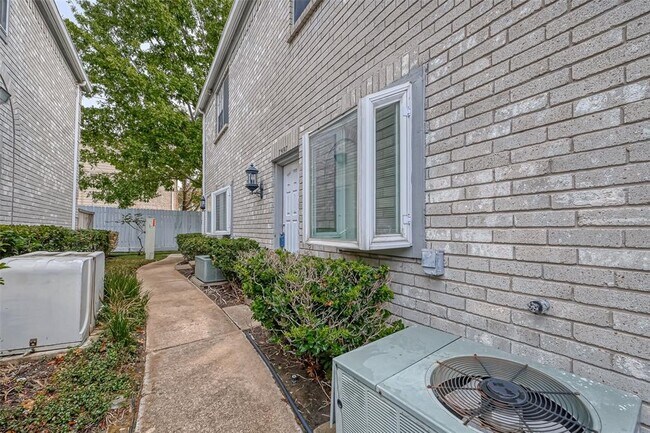 Building Photo - 7597 Cambridge St