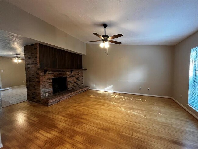 Foto del edificio - 2715 Kingfisher Dr