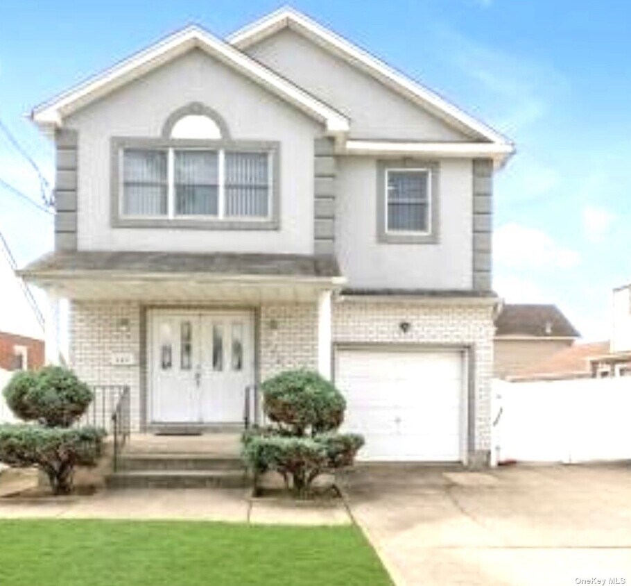 893 Washington St, Franklin Square, NY 11010 Room for Rent in