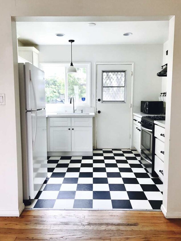 3bed/1bath house with PARKING, large back... - 3bed/1bath  house with PARKING, large back...