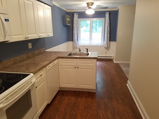 Newly updated kitchen with Eat-In area - 300 Campbell Cir