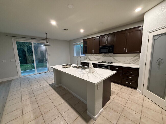 Foto del edificio - 1207 Berry Creek Rd - West Sacramento 95691