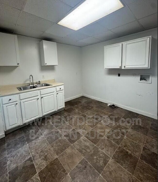 Foto del edificio - 1329 E Illinois St