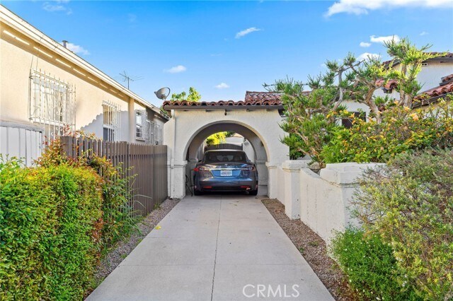 Building Photo - 6160 S San Vicente Blvd