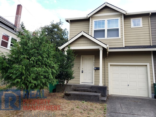 Building Photo - Wonderful Townhome in Woodmere