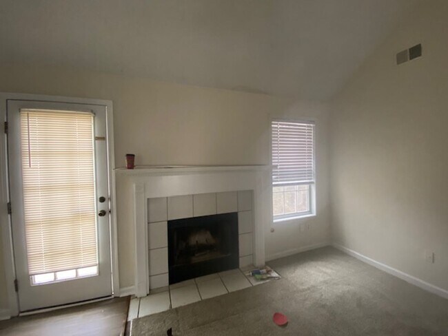 Building Photo - Nice Solit Foyer in McDonough