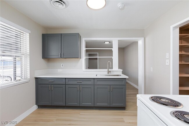 Building Photo - 1300 E Nelson Ave