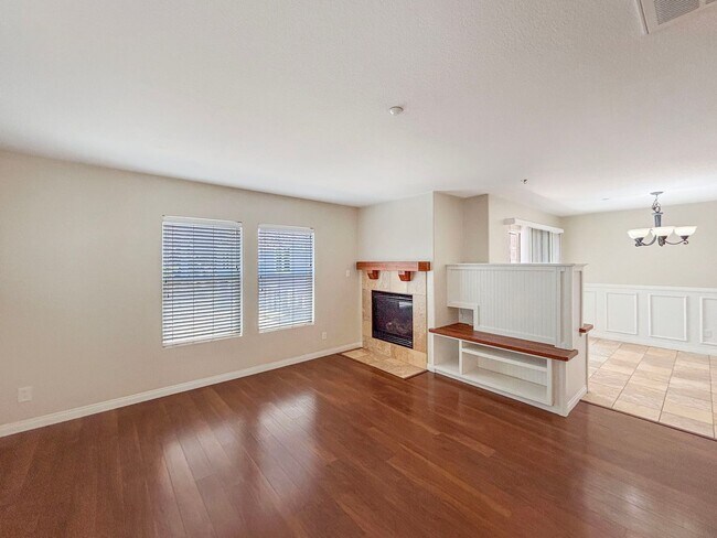Building Photo - SD: Bright 2BD/2.5BA Townhome in Point Loma with Fireplace, Private Balcony & Tandem Garage