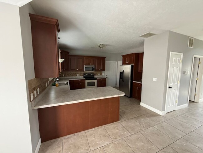 Building Photo - 421 DAHLIA