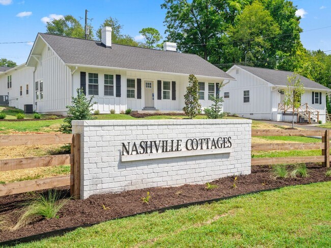 Foto del edificio - Completely Renovated 2BR, 1.5BA Duplex in West Nashville!