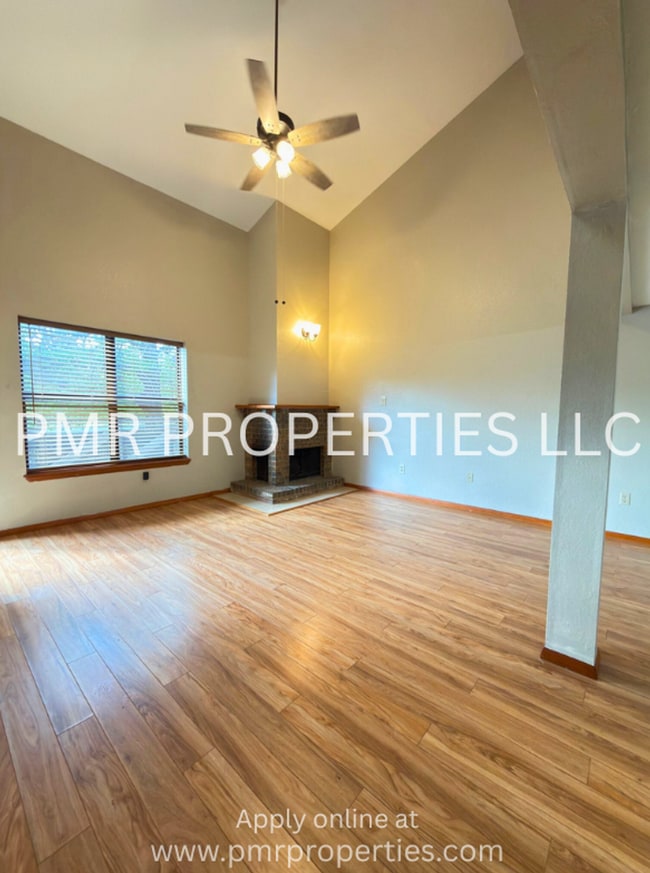 Building Photo - 2 Bedrooms/2 Bathrooms Apartment