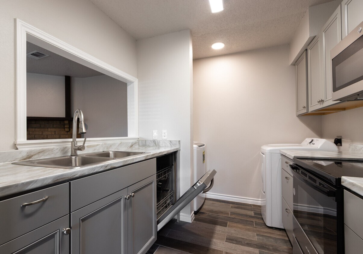 Primary Photo - 1516 Bay Area Blvd