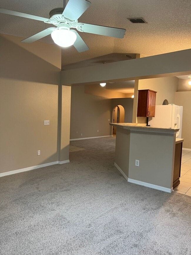 Photo - Beautiful 4/2 with 2 Car Garage in the Wek... House