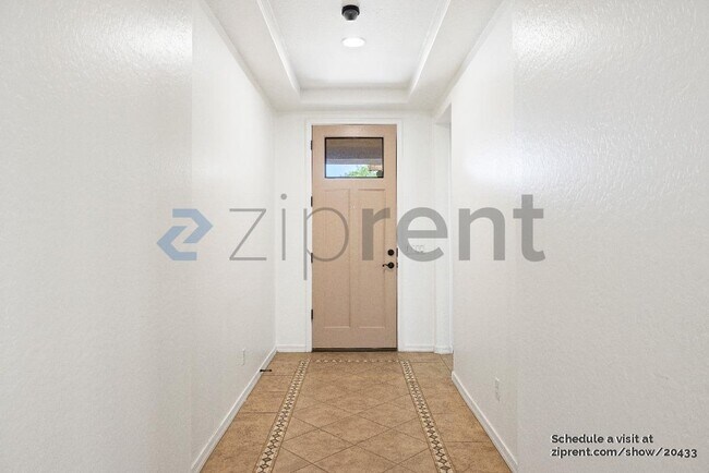 Building Photo - 1521 E Canary Dr
