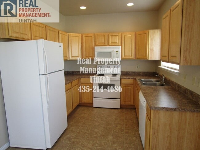 Building Photo - 3 bedroom 1.5  bath Town home