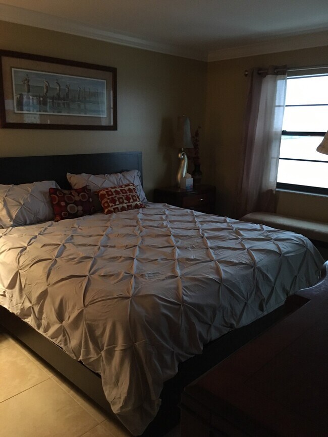 Dormitorio con cama king - 271 Southbay Dr