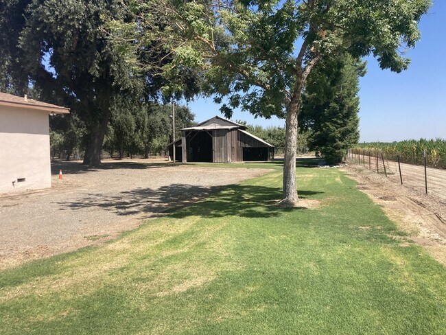 Foto del edificio - Turlock Country Living 3 Bedroom 2 Bath Home