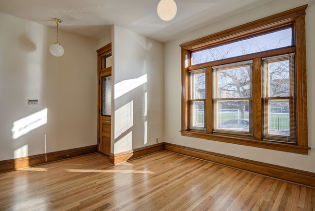 Building Photo - 638 W Drummond Pl
