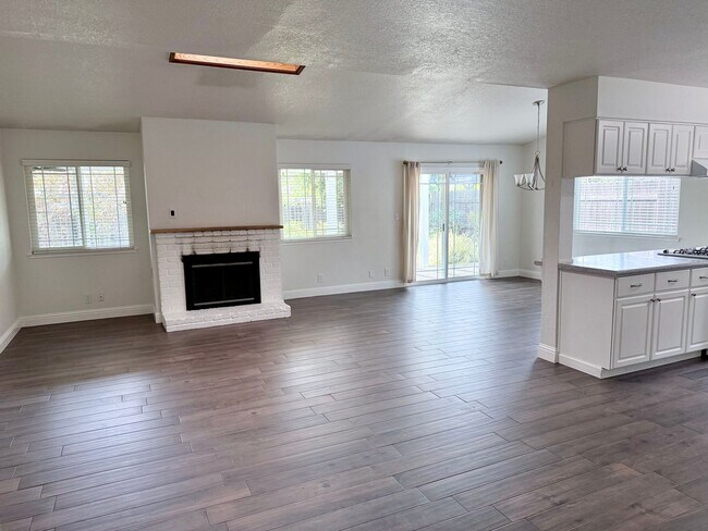 Foto del edificio - 906 Oak Ridge Dr