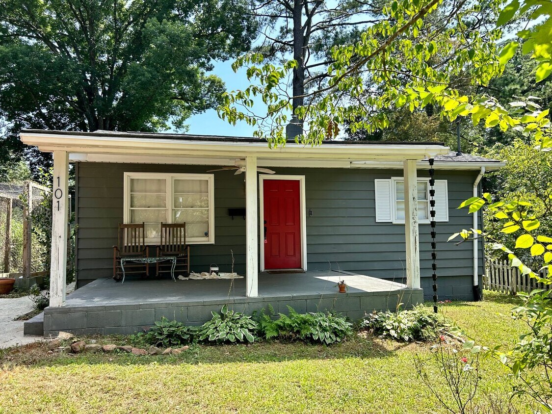 Primary Photo - Super Cute House With Fenced Yard