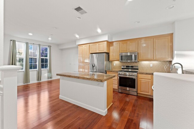 Building Photo - CONVENIENT & LUXURIOUS TOWNHOME BEAUTIFULL...