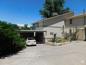 Building Photo - 2422 1/2 Hidden Valley Dr