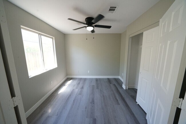 Foto del edificio - SHOWINGS AVAILABLE NOW