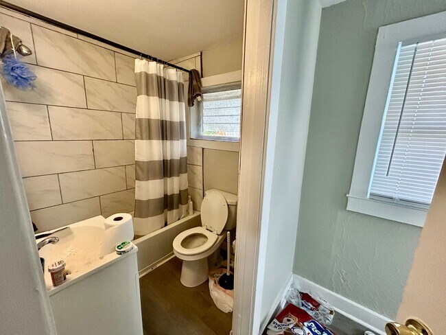 Foto del edificio - 5 Bedrooms for 2026-27 School Year