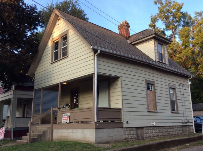 Building Photo - 3 bedroom 1 bath single family home with y...