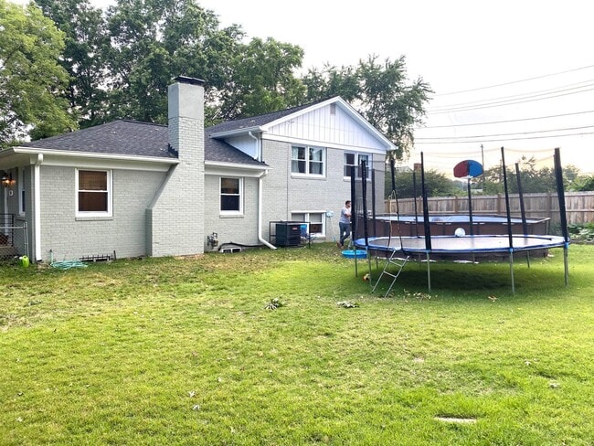 Foto del edificio - Beautifully remodeled 5 bed / 3 bath on pr...