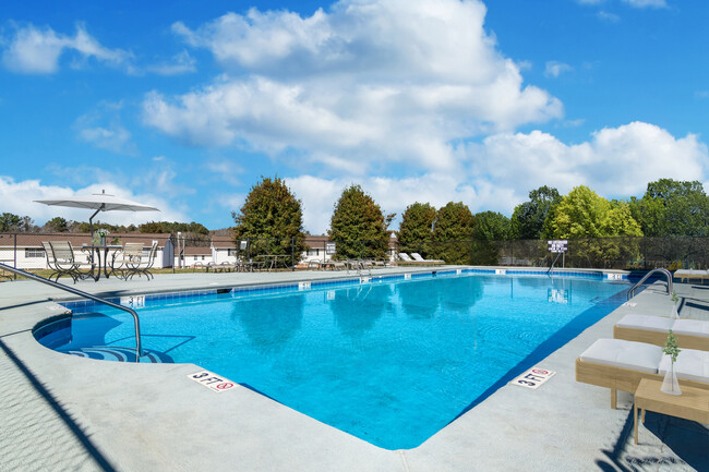 Piscina - Reserve at Hillcrest Apartments