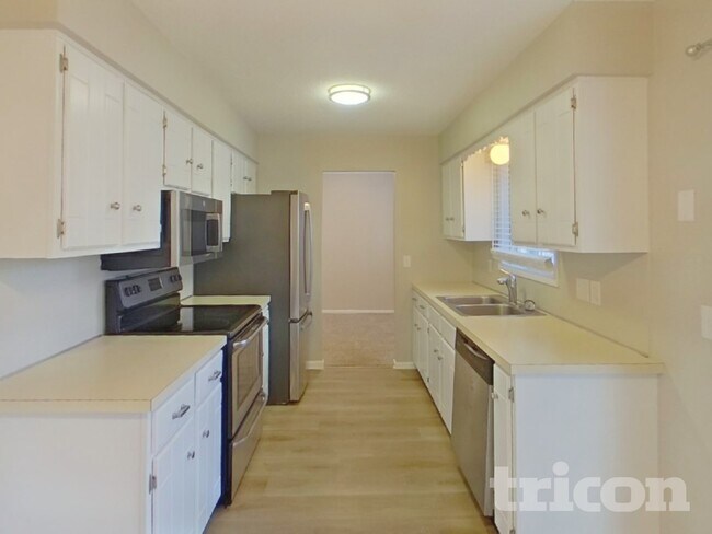 Foto del edificio - 13101 Thomas Ave