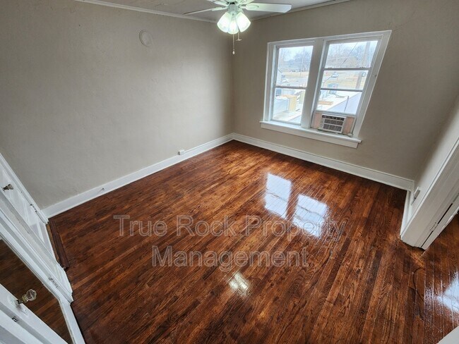 Foto del edificio - 804 E Main St