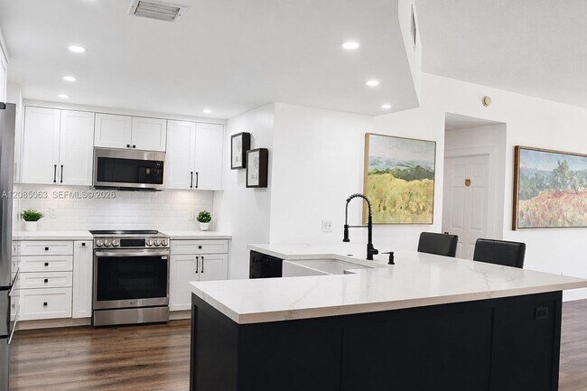 Foto del edificio - 8390 SW 72nd Ave