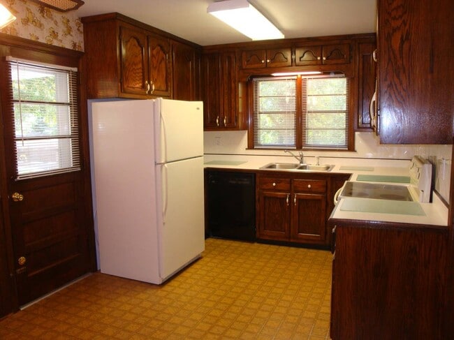 Building Photo - 3820 Orchard Rd SE