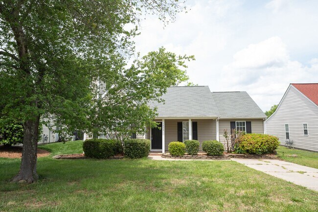 Foto del edificio - Charming 3 bedroom 2 bath ranch style home in Greensboro with covered front porch!