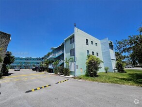 Building Photo - 1501 NE Miami Gardens Dr