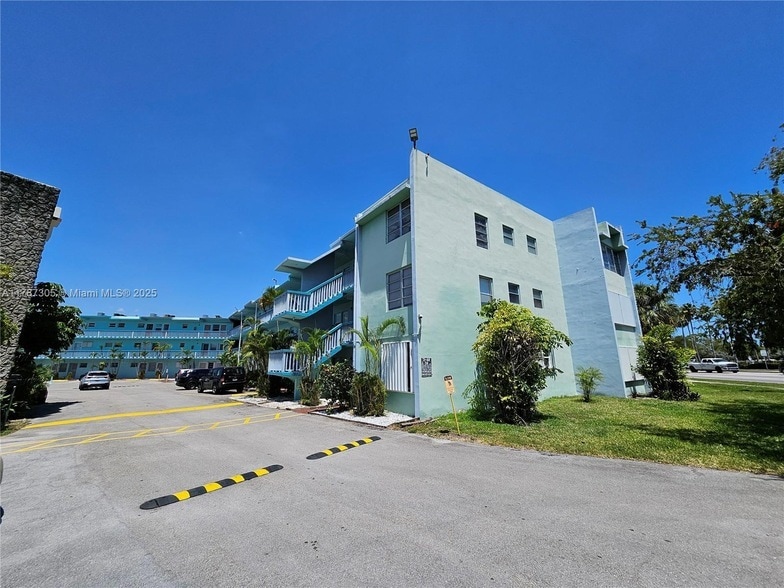 Foto principal - 1501 NE Miami Gardens Dr