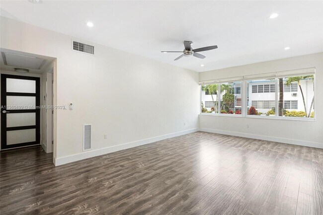 Building Photo - 4720 Pine Tree Dr