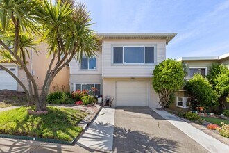 Building Photo - 62 Seacliff Ave