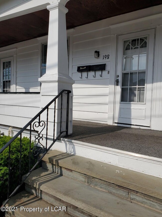 Foto del edificio - 198 Conyngham Ave