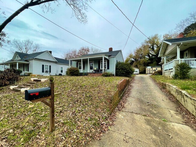 Foto del edificio - Cute 2 Bed 1 Bathroom Home in Greensboro