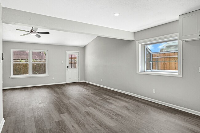 Building Photo - 7410 Woodoak Dr