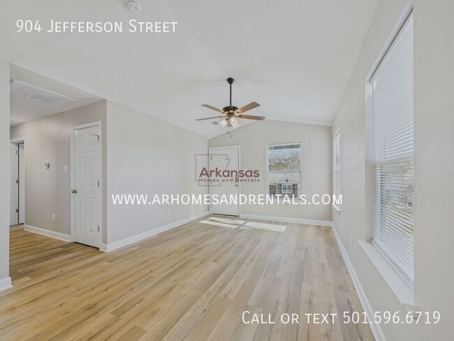 Building Photo - 904 Jefferson St