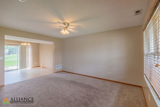 Building Photo - Spacious Duplex ~ Open Kitchen with Breakfast Bar!