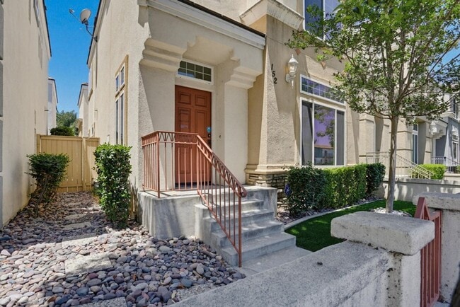 Building Photo - 3 Bedroom Home Available Now!